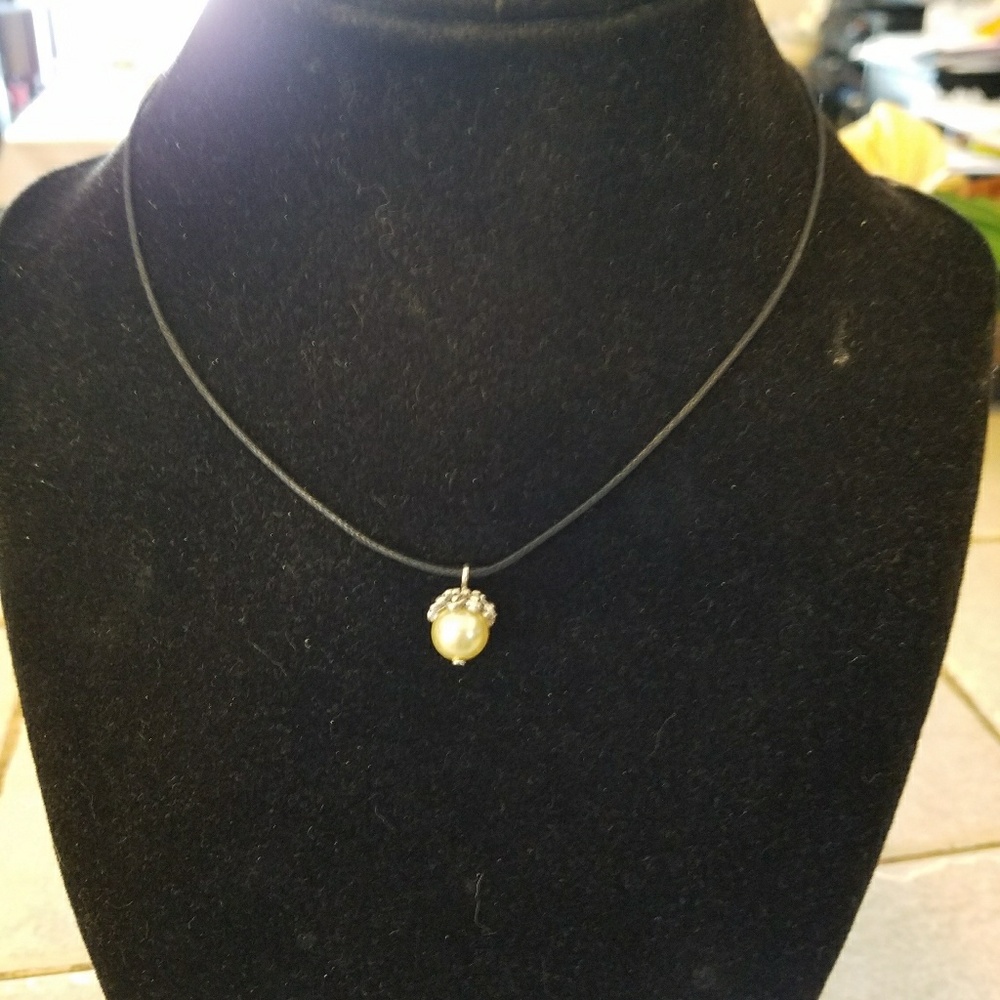 Minimalist pearl choker